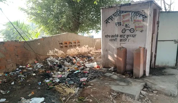 रामपुर : दुकानदारों को परेशान कर रही कूड़े से उठती दुर्गंध
