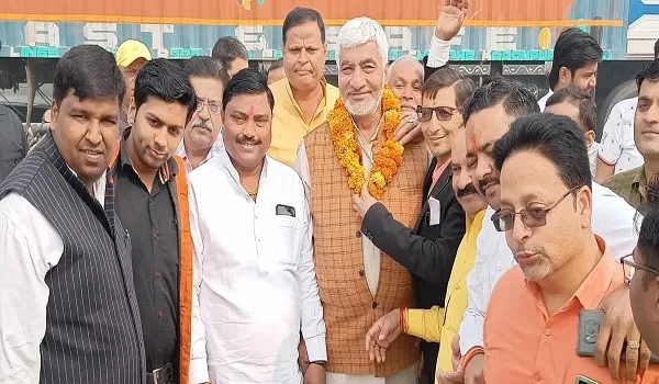 अमरोहा : भाजपा प्रदेश प्रवक्ता का फूल माला पहनाकर किया गया स्वागत।
