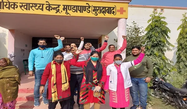 मुरादाबाद : संविदा स्वास्थ्य कर्मियों ने काला फीता बांध जताया विरोध