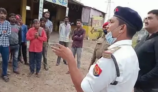 रामपुर : यातायात माह में वाहन चालकों को पढ़ाया ट्रैफिक नियमों का पाठ