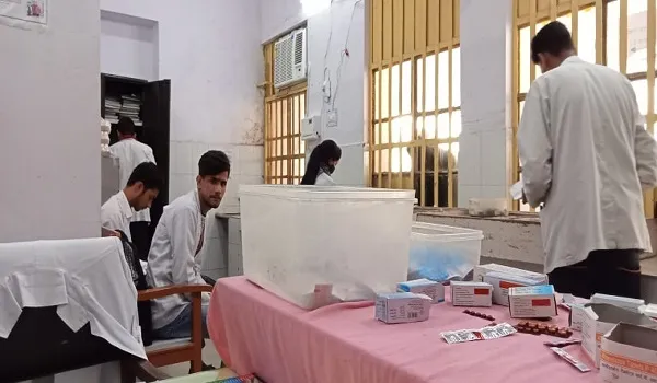 मुरादाबाद : संविदा-प्रशिक्षु फार्मासिस्टों के भरोसे अस्पताल में दवा वितरण