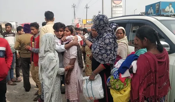 अमरोहा : गजरौला में ट्रक के नीचे आई बाइक सवार महिला, मौत