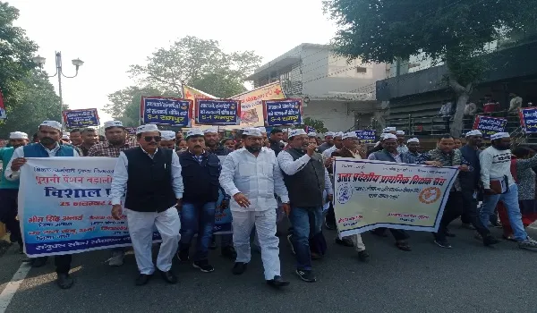 रामपुर : पुरानी पेंशन बहाली को लेकर गरजे कर्मचारी, किया प्रदर्शन