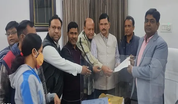रामपुर : शिक्षकों से हुई ठगी में कार्रवाई को लेकर एडीएम को सौंपा ज्ञापन
