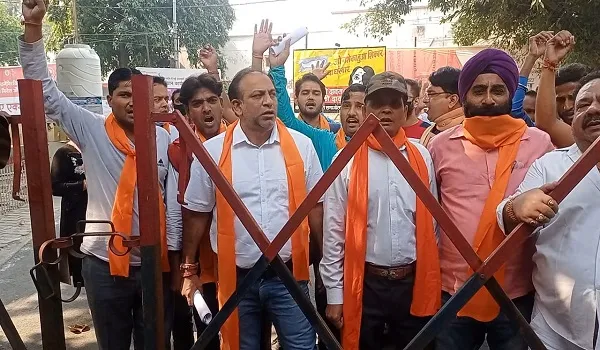 मुरादाबाद: जिला अस्पताल के खिलाफ शिवसेना का फूटा गुस्सा, जमकर किया विरोध-प्रदर्शन