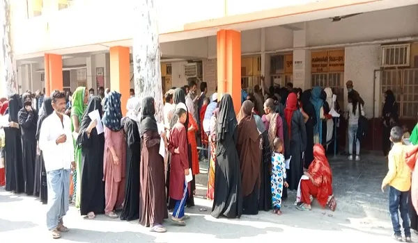 मुरादाबाद : प्रशिक्षु फार्मासिस्टों की मरीजों से नोंकझोंक