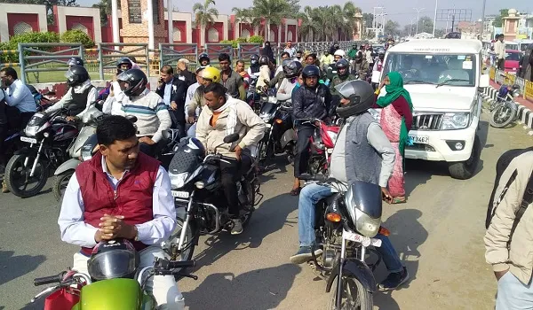 रामपुर : थमी शहर की रफ्तार, बच्चों ने निकाली मतदाता जागरूकता रैली