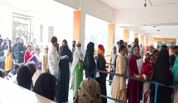 मुरादाबाद : मरीजों की संख्या के आगे कम पड़ी ओपीडी हाल में जगह