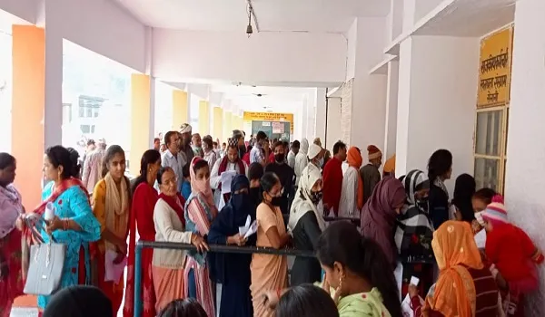 मुरादाबाद : जिला अस्पताल में मरीजों की भीड़, अब तक एक हजार से अधिक ने लिया परामर्श