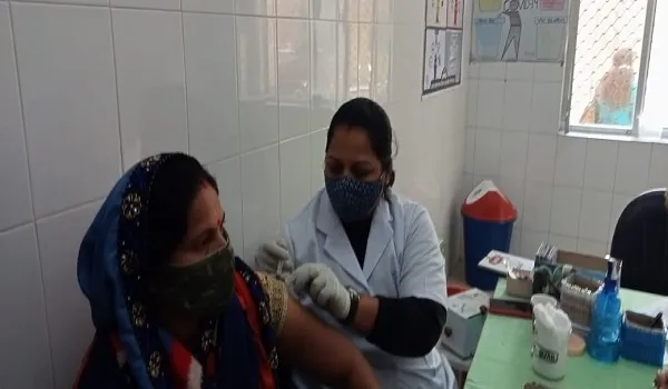 मुरादाबाद : राशन, वेतन रूकने के फरमान पर लगवा रहे कोविडरोधी टीका