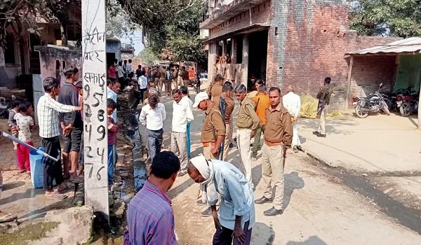 संभल : दो पक्षों में पथराव व फायरिंग, ग्राम प्रधान समेत आधा दर्जन लोग घायल