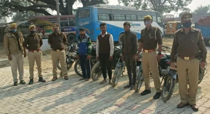 बरेली का शातिर गैंग: वाहन चोरी करने के बाद रेलवे और बस स्टैंड पार्किंग में करते थे खड़ा, मामला ठंडा होने के बाद बेचते थे, पकड़े गए