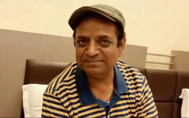 गाँठ मन की यहाँ खोलता कौन है…