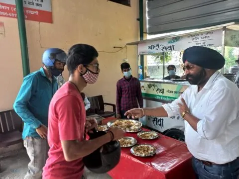 हल्द्वानी: थालसेवा में हाथ बंटाने पहुंचे कुमाऊं आरएफसी हरबीर सिंह, बढ़ाया हौसला