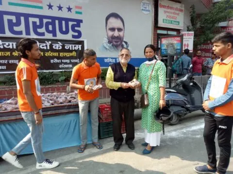 हल्द्वानी: शहीदों के सम्मान में बांटे मिट्टी के दीये