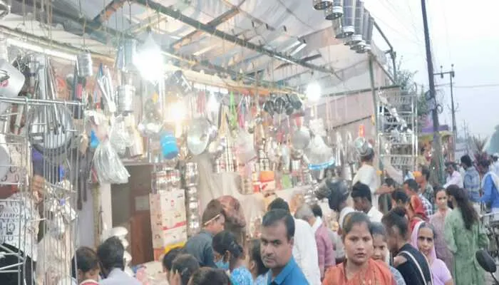 हरदोई में धनतेरस पर लगा मेला, लोगों ने की जमकर खरीदारी