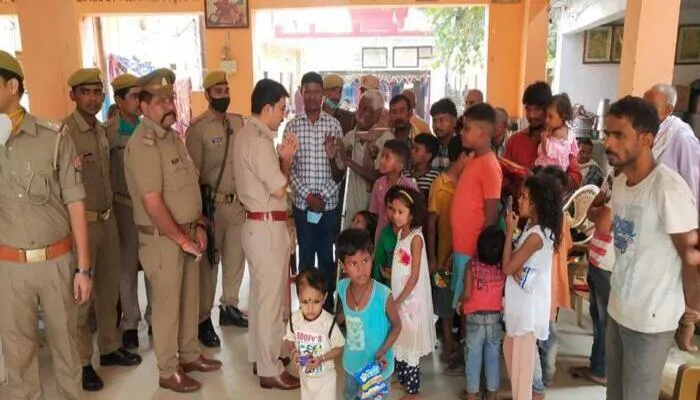 गोरखपुर: पुलिस अधिकारियों ने कुष्ठ रोग आश्रम जाकर बांटे कंबल और मिठाईयां