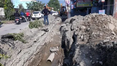हल्द्वानी: 22 दिन से पानी नहीं आया, अब जल संस्थान की पेयजल लाइन भी टूटी