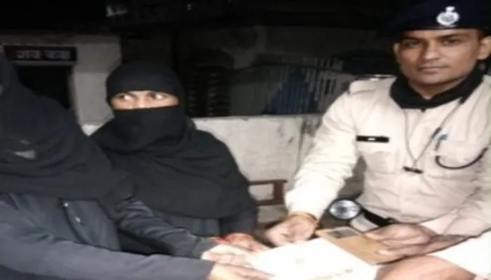 हरदोई: RPF कांस्टेबल ने पेश की ईमानदारी की अनोखी मिशाल, महिला यात्री को लौटाया ट्रेन में छूटा पर्स