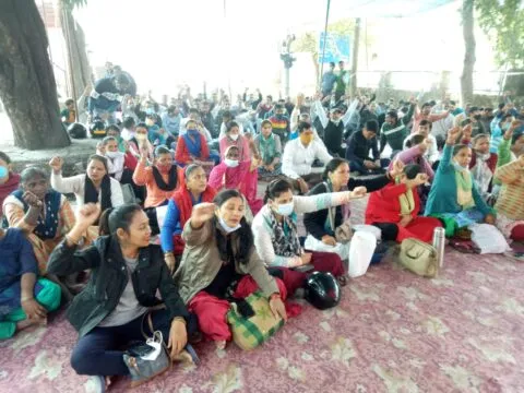 हल्द्वानी: समान काम समान वेतन की मांग पर अड़े उपनलकर्मी, सरकार को दी चेतावनी… देखें वीडियो