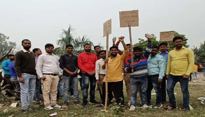 बाराबंकी में मीटर रीडरों ने किया प्रदर्शन, सरकार से की ये मांग