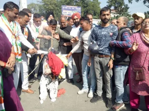 हल्द्वानी: शंखनाद रैली को अनुमति नहीं मिलने से तिलमिलाए कांग्रेसी, फूंका राज्य सरकार का पुतला