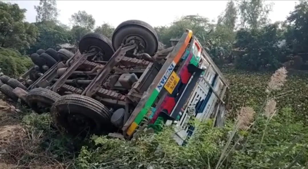 रायबरेली: अनियंत्रित ट्रक तालाब में पलटा, बाल-बाल बचा चालक