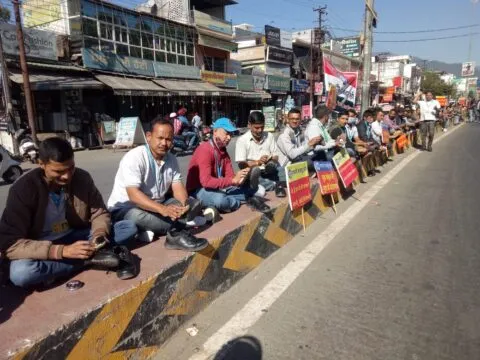 हल्द्वानी: एचपी कंपनी से निकाले गए युवाओं ने बूट पॉलिश कर किया प्रदर्शन