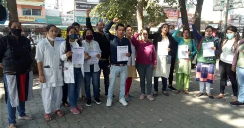 हल्द्वानी: लिखित परीक्षा रद्द कर वर्षवार चयन की मांग, नर्सिंग कर्मचारियों ने किया प्रदर्शन