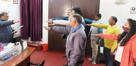 हल्द्वानी: मंडलायुक्त ने कर्मचारियों को दिलाई संविधान की शपथ