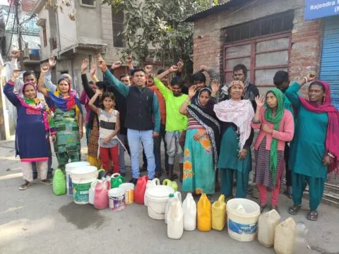 हल्द्वानी: पानी नहीं आने पर खाली बाल्टियां लेकर सड़क पर उतरे लोग, जलसंस्थान के खिलाफ प्रदर्शन