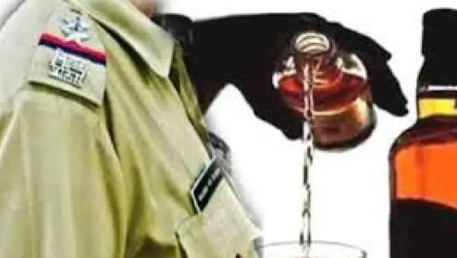 पीलीभीत: शराब के नशे में सिपाही ने की अभद्रता, हंगामा