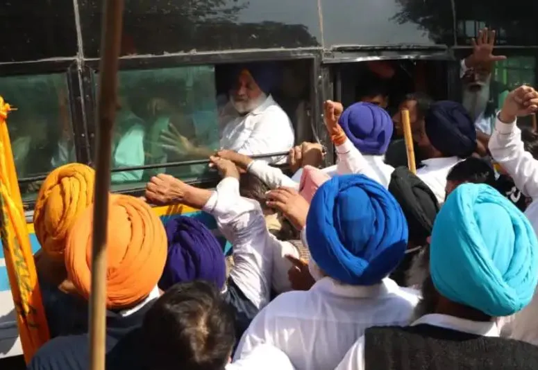 पंजाब: अकाली दल का चन्नी सरकार के खिलाफ प्रदर्शन, ईंधन पर कर कम करने की मांग की