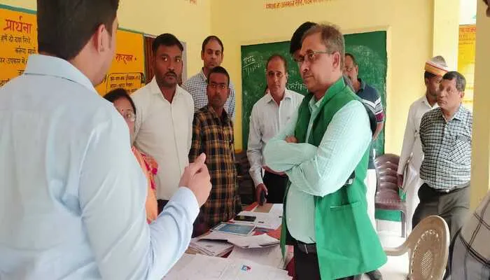 बाराबंकी: अपर मुख्य निर्वाचन अधिकारी ने मतदान केंद्रों का किया निरीक्षण