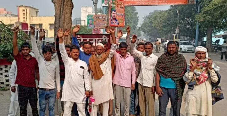 अमरोहा: मस्जिद की जमीन पर कब्जा हटाने की मांग को लेकर ग्रामीणों ने किया प्रदर्शन