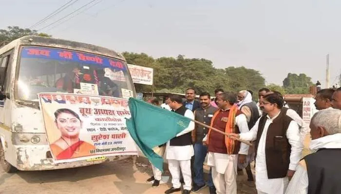 बूथ अध्यक्ष सम्मेलन में जाने वाले वाहनों को जिलाध्यक्ष और राज्यमंत्री ने दिखाई हरी झंडी