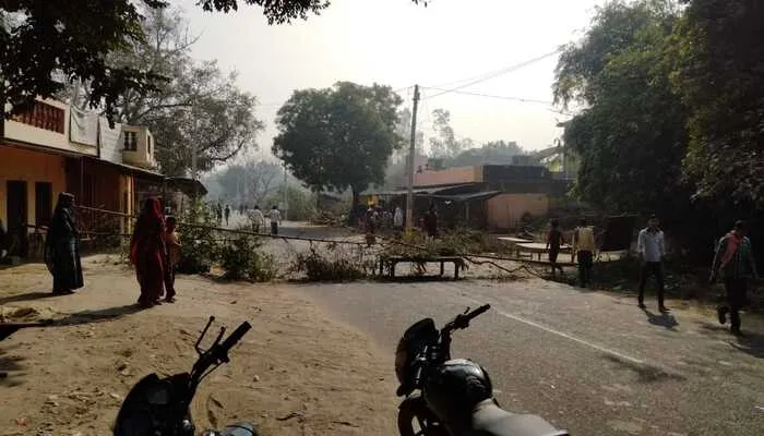 हरदोई: दीपावली के दिन से गायब बच्चे का मिला शव, आक्रोशित ग्रामीणों ने लगाया जाम