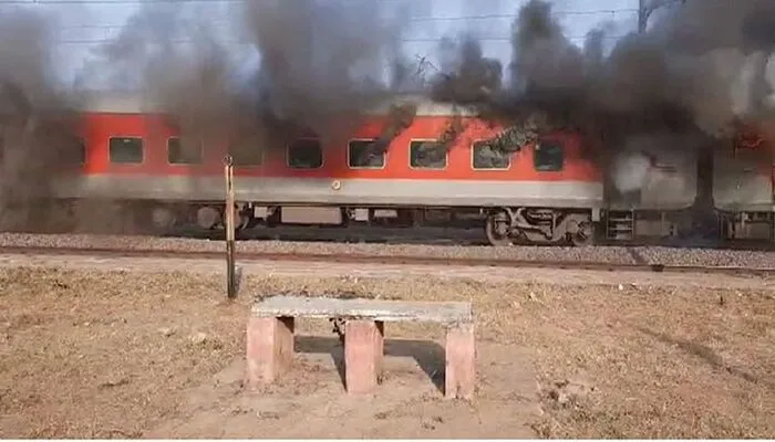 झांसी रेलवे मंडल के हेतमपुर स्टेशन के पास दुर्ग एक्सप्रेस में लगी आग…