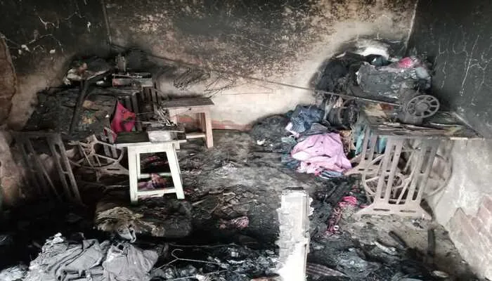 सीतापुर: शॉर्ट सर्किट से दुकान में लगी आग, एक लाख का नुकसान