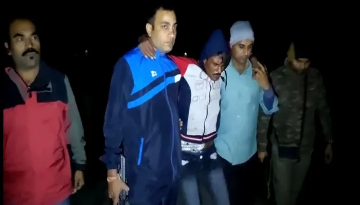 सीतापुर: पुलिस मुठभेड़  में इनामी  बदमाश को लगी गोली, महमूदाबाद में हुआ भर्ती