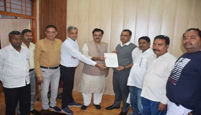 अयोध्या: ईंट निर्माताओं ने वित्त मंत्री से मांगी मोहलत, जिलाधिकारी को सौंपा ज्ञापन