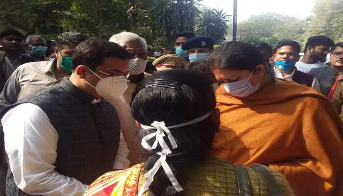 रायबरेली: केंद्रीय मंत्री स्मृति ईरानी के सामने उठा बदहाल सड़कों का मुद्दा, जानें