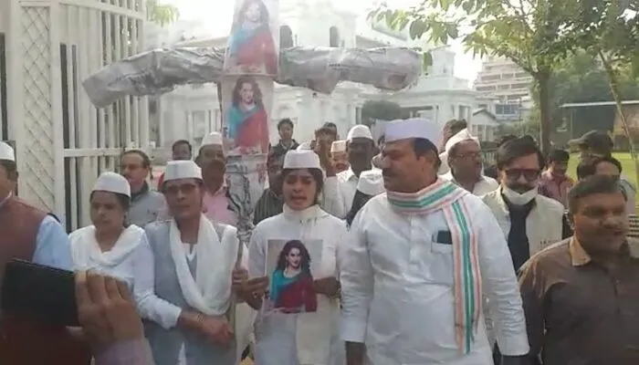लखनऊ: कंगना रनौत के विवादित बयान पर हुआ विरोध प्रदर्शन, कांग्रेस सेवा दल ने फूंका पुतला