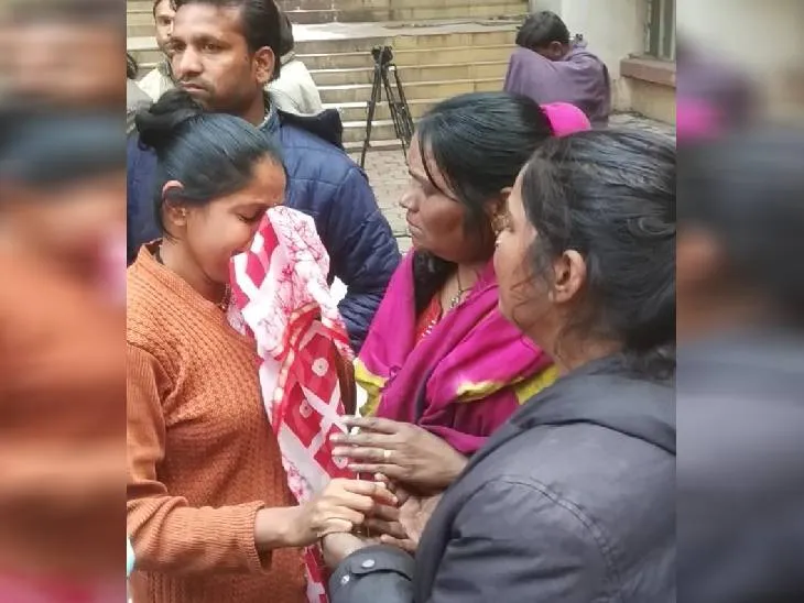 कमला नेहरू अस्पताल आग: रात की चीख-पुकार सिसकियों में बदली, परिजनों ने लगाया साजिश के तहत आग लगने का आरोप