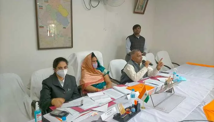 कानपुर: जिला पंचायत कार्यालय पर हुई बोर्ड की बैठक, अध्यक्ष नीरज रानी ने लगाई फटकार