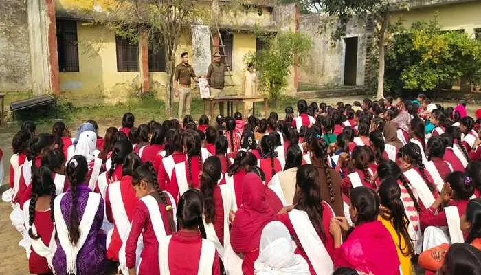 हरदोई: जीजीआईसी इंटर कॉलेज में बालिकाओं को पुलिस ने किया जागरूक