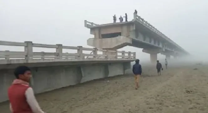 शाहजहांपुर: रात में ढह गया मिर्जापुर-जलालाबाद को जोड़ने वाला कोलाघाट पुल
