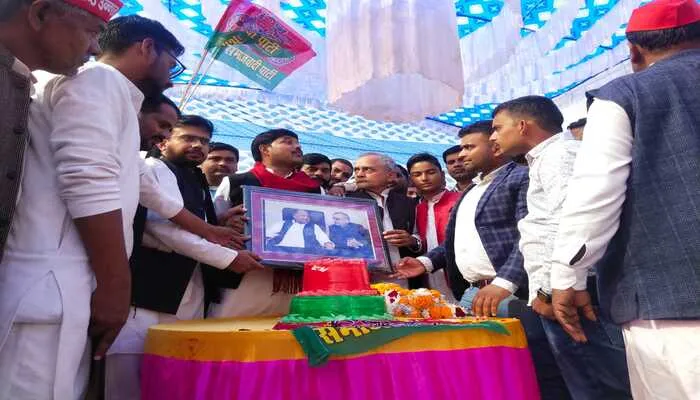 उन्नाव में सपा संरक्षक मुलायम सिंह यादव का मनाया गया जन्मदिन