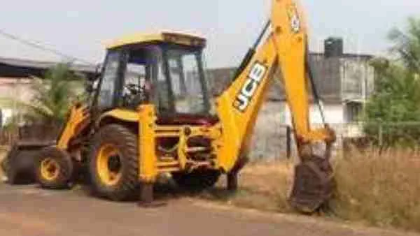 बरेली: बिना नक्शा पास तीन मंजिला भवन बनाया, चली बीडीए की जेसीबी