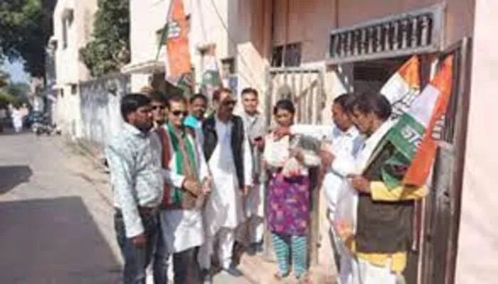 महंगाई के खिलाफ झांसी में कांग्रेस का प्रदर्शन, लोगों को बांटे आलू-टमाटर
